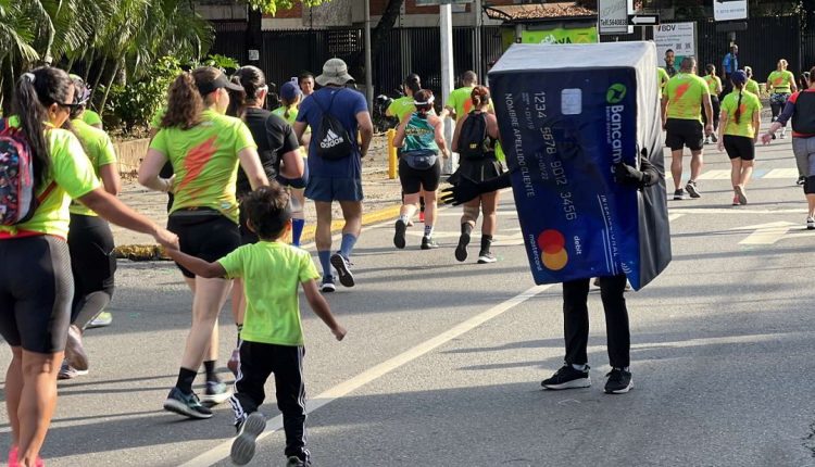 Durante la entrega de materiales este viernes y sábado en el C.C. Líder de La California, Bancamiga realizará un operativo especial de apertura de cuentas y recolección de zapatos de correr en buen estado. Junto a Poke Pok, Mémé y Iuventus Center ofrecerá descuentos entre el 10 % y el 20 %