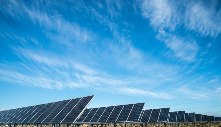 El país europeo avanza rápidamente en su aprovechamiento de energía renovable, como la eólica y la solar fotovoltaica. Las proyecciones indican que para 2035 la capacidad alemana en este campo será de 509,9GW