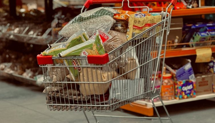 De acuerdo con la Asociación Nacional de Supermercados y Autoservicios, ANSA, 80 % de las transacciones en supermercados de Venezuela son electrónicas. Italo Atencio, presidente de la asociación, detalla que 96 % de las operaciones se hacen en bolívares y 4 % en dólares