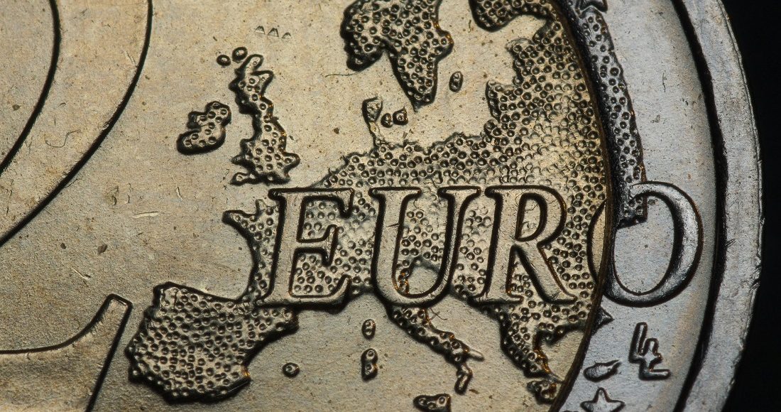 La presidenta del Banco Central Europeo, Christine Lagarde, hizo un llamado a los gobiernos de la Comunidad Europea para que fortalezcan las bases económicas del euro ante el repliegue del dólar estadunidense