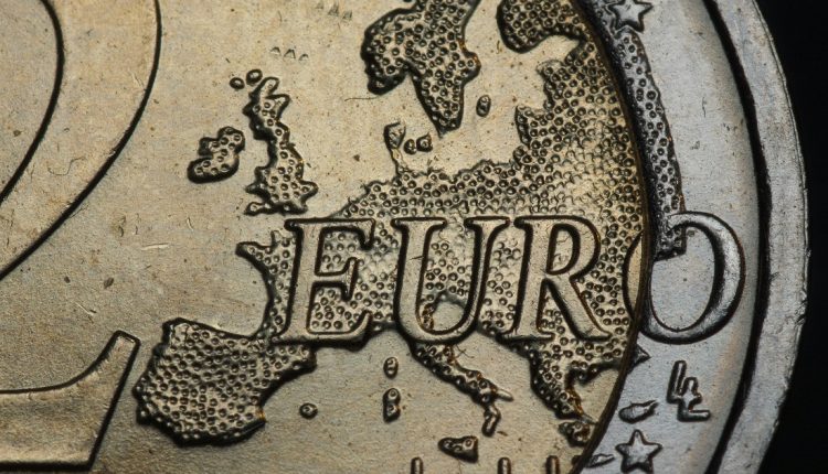 La presidenta del Banco Central Europeo, Christine Lagarde, hizo un llamado a los gobiernos de la Comunidad Europea para que fortalezcan las bases económicas del euro ante el repliegue del dólar estadunidense