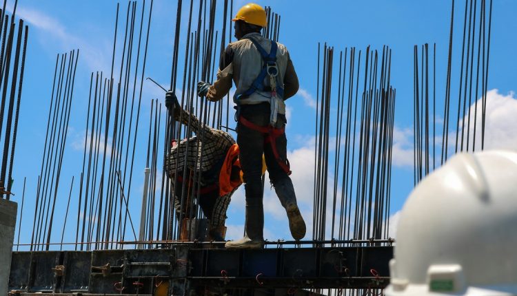 El ministro de Economía de Argentina, Luis Caputo, declaró durante el Coloquio de Idea, que se está preparando una reforma laboral y una tributaria para el beneficio de los trabajadores