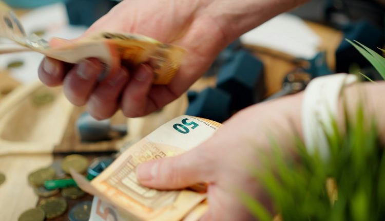 El apagón ocurrido este año en Europa, que afectó a España, Francia y Portugal, ha llevado al Banco Central Europeo a recomendar guardar dinero en efectivo para hacer frente a emergencias como esta