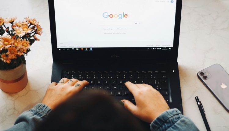Google podría ser obligada en Reino Unido a modificar sus operaciones de búsqueda luego de que el país le aplicara nuevas regulaciones para hacer frente al dominio de las grandes tecnológicas