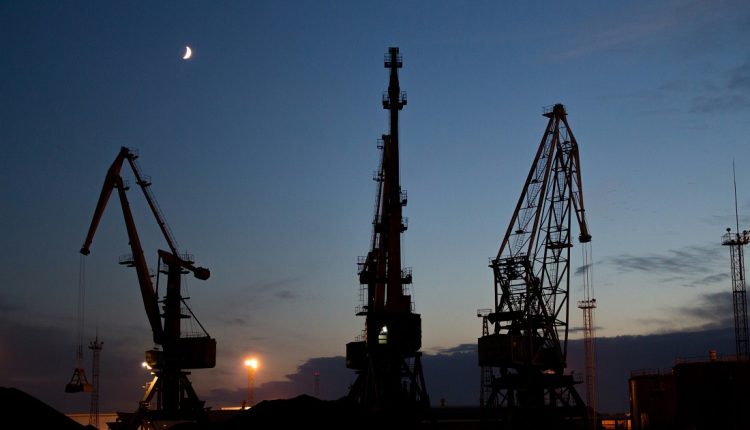 La vicepresidenta Ejecutiva de Venezuela, Delcy Rodríguez, indicó el martes que el sector hidrocarburos aporta 17% del Producto Interno Bruto del país. Las declaraciones fueron emitidas durante una reunión con el Consejo de Viceministros de Hidrocarburos y el presidente de Pdvsa, Héctor Obregón