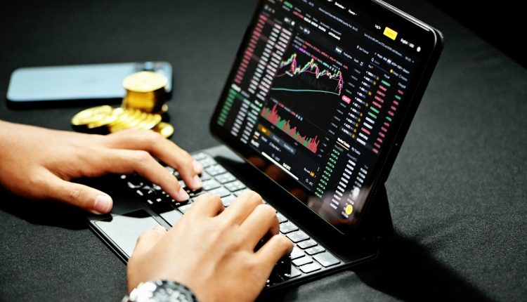 En España cuatro bancos han recibido la licencia MiCA para ofrecer custodia y trading de criptomonedas, particularmente de bitcoin, ampliando las opciones a los clientes en el mercado de los activos digitales