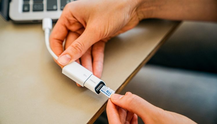 La necesidad de transportar cada vez un mayor volumen de datos ha llevado a crear sustitutos al pendrive tradicional o memorias USB, pasando a las tarjetas SD y microSD