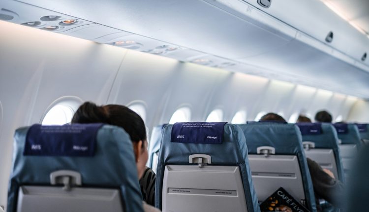 Mediante un decreto reciente, el gobierno francés prevé sanciones de hasta 10.000 euros y 20 por reincidencia a los viajeros que pongan en riesgo la seguridad de los vuelos por el uso de dispositivos electrónicos o quienes se nieguen a obedecer las órdenes de la tripulación