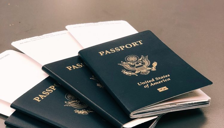 El gobierno de Estados Unidos anunció el lunes 1 de diciembre que cobrará una tasa de $ 45 a los pasajeros dentro del país que no cumplan con la ley federal REAL ID y ese dinero servirá para cubrir los gastos administrativos del proceso de identificación