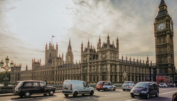 Una ley recientemente aprobada por el Parlamento de Reino Unido reconoce a los activos digitales como una tercera categoría de propiedad, marcando un precedente crucial en el entorno de las criptomonedas