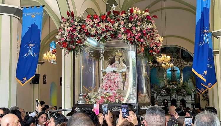 Bancamiga inició el pasado viernes la colocación de este instrumento financiero entre sus clientes, quienes se han acercado a las tres agencias ubicadas en Barquisimeto, para expresar también su agradecimiento a la institución por acompañar la importante celebración mariana