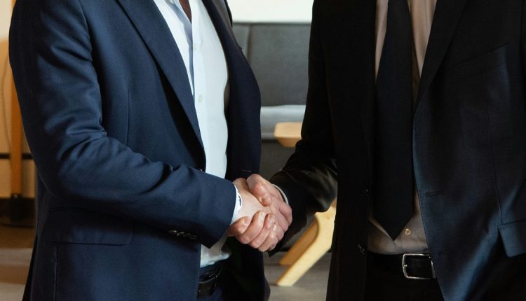 A través de una conversación telefónica entre el canciller venezolano, Yván Gil y el ministro de Asuntos Exteriores y Cooperación Internacional de Italia, Antonio Tajani, ambos países fijaron una agenda de trabajo bilateral para elevar las misiones diplomáticas venezolanas al rango de embajadores