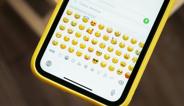 La plataforma de mensajería WhatsApp anunció nuevas funciones: las etiquetas de miembro y los stickers de texto en los chats de grupo. En las conversaciones colectivas será posible identificar a los participantes por su papel y subir contenido visual personalizado, además de recordatorios de eventos