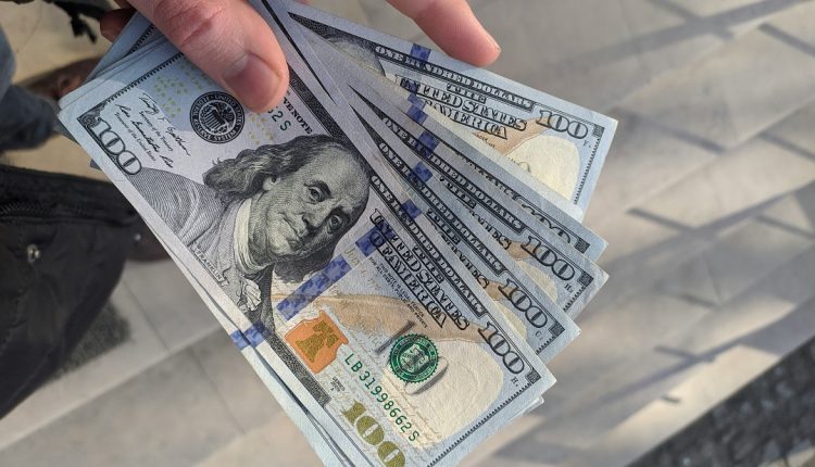 Varios países en todo el mundo han ido reduciendo o prohibido el uso del dólar estadounidense en las transacciones comerciales, como respuesta a la hegemonía de la moneda en el escenario internacional