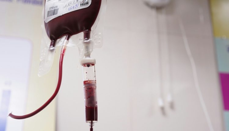 Investigadores japoneses crearon sangre artificial, compatible con todos los tipos sanguíneos, lo que vendría a revolucionar las transfusiones en hospitales y ayudaría a aumentar las posibilidades de supervivencia a los pacientes