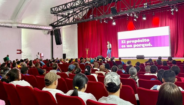 Más de 300 emprendedores se dieron cita en el Teatro Pedro Elías Gutiérrez para fortalecer sus modelos de negocio