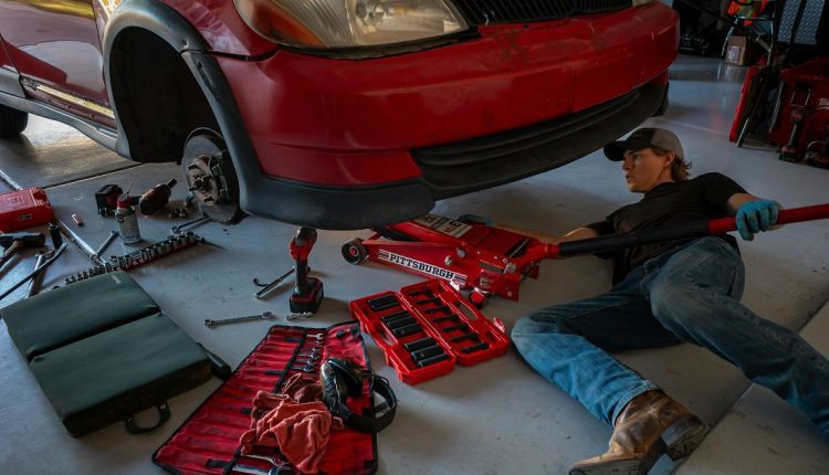 Según declaraciones del presidente de la Cámara Automotriz de Venezuela, Eduardo Cáceres, en el mercado venezolano actual resulta difícil la reactivación del ensamblaje de vehículos, ya que se requiere inversión, respaldo técnico y repuestos