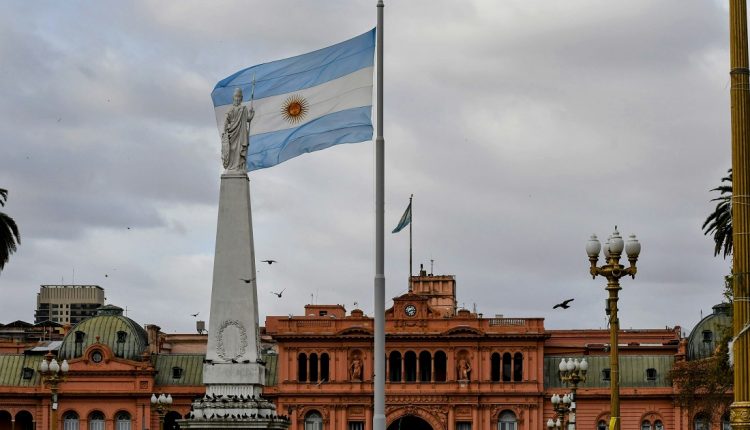 Durante el mes de febrero el superávit fiscal primario de Argentina, de 1,41 billones de pesos (996,9 millones de dólares), tuvo un crecimiento de 20,5 % en comparación con el mismo período de 2025