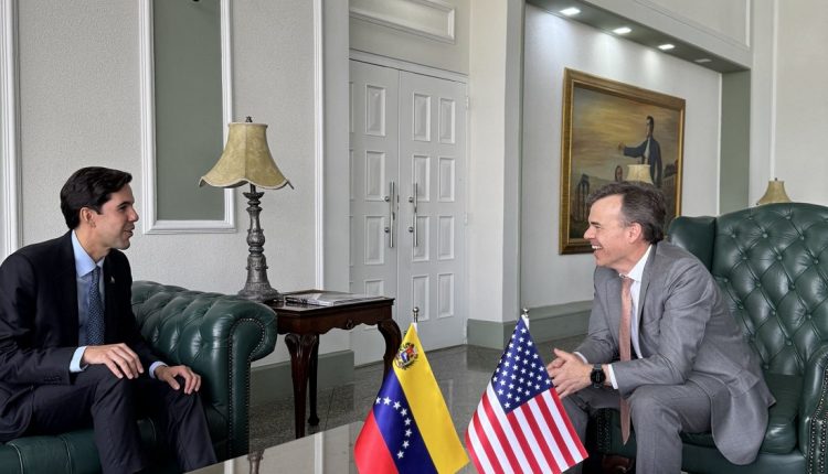 El diplomático John Barrett llegó a Caracas el pasado jueves 23 de abril para asumir rol como el Encargado de Negocios de Estados Unidos y continuar la fase de negociaciones en el nuevo contexto político del país