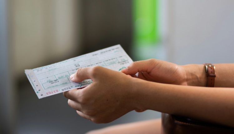 La Asociación Bancaria de Venezuela anunció que a partir del 1 de mayo el Banco Central dejará de procesar los cheques a través de la cámara de compensación electrónica. Los beneficiarios deberán acudir de manera presencial ante una agencia del banco emisor para su validación y cobro