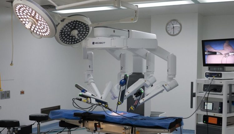 La presidenta encargada de Venezuela, Delcy Rodríguez, inauguró este lunes 25 de mayo, el servicio de cirugía robótica y de cirugía plástica reconstructiva en el Hospital Universitario de Caracas