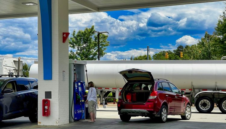 Además del aumento del precio del combustible, Ecuador enfrenta una fuerte escasez del rubro, lo que genera crisis en la industria y el consumo de la población