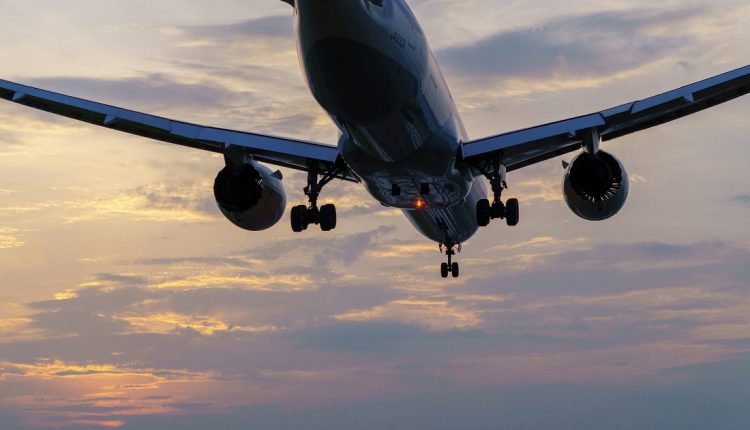 La empresa brasileña Embraer firmó un acuerdo con la metalúrgica india Bharat Forge Limited para fortalecer su cadena de suministro y ampliar su presencia en Asia