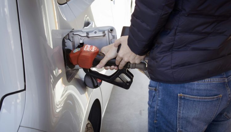 La Dirección de Energía, Hidrocarburos y Minas de El Salvador indicó que los precios de la gasolina y el diésel se mantendrán fijos hasta el 8 de junio como paliativo al impacto en el incremento del combustible en la población