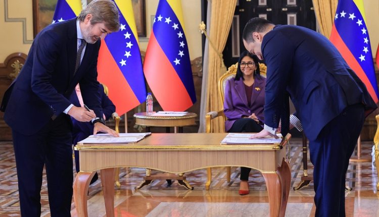 La estatal petrolera de Venezuela, Pdvsa, y la española, Repsol, firmaron este martes 16 de junio un memorándum de entendimiento en los sectores petrolero y gas para atraer inversión y fortalecer la producción