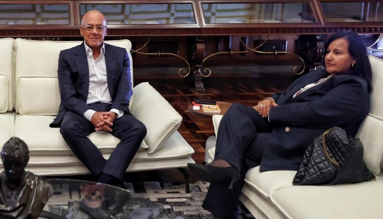 Este jueves 18 de junio, Jorge Rodríguez y Dinorah Figuera sostuvieron una reunión en el Palacio Legislativo en Caracas, como parte del trabajo conjunto por el fortalecimiento de la democracia y la paz en el país