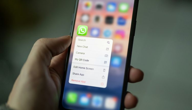 Una nueva amenaza cibernética utiliza la plataforma de mensajería instantánea WhatsApp para diseminar virus en equipos de escritorio. El usuario recibe un documento de uno de sus contactos y al abrirlo los hackers toman el control