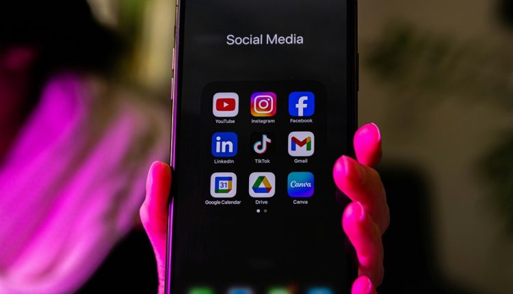 El primer ministro de Reino Unido, Keir Starmer, anunció este lunes la prohibición del uso de redes sociales para los menores de 16 años como una medida para su seguridad