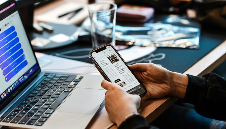 Las aplicaciones móviles y redes sociales superan a los medios de comunicación convencionales como principal fuente de información para las audiencias según el Informe de Noticias Digitales 2026