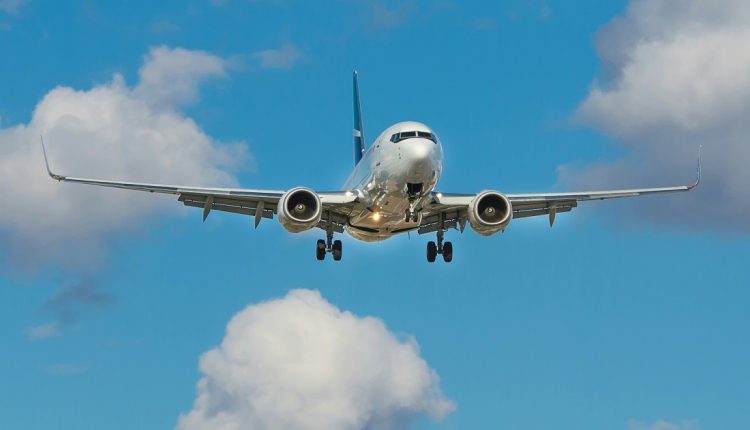 Algunas aerolíneas que operan en Venezuela, como Iberia, American Airlines y Avianca, anunciaron la suspensión temporal de vuelos comerciales desde y hacia Venezuela. Además, las autoridades náuticas mantienen el monitoreo del Aeropuerto Internacional de Maiquetía por los daños sufridos durante los terremotos