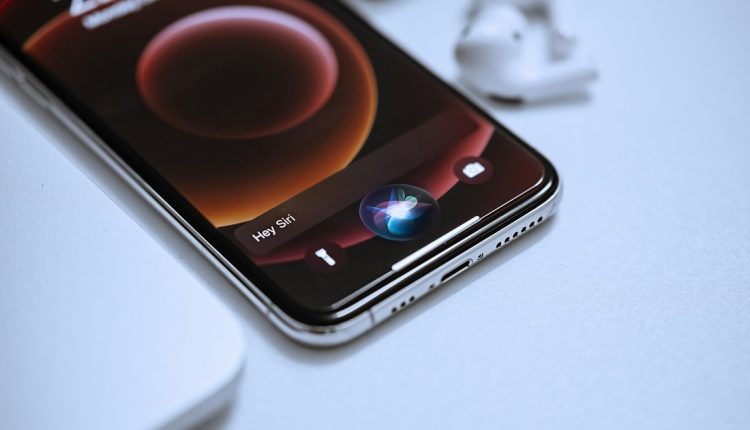 El asistente de Apple, Siri, trae novedades en su versión renovada, con capacidad para gestionar tareas complejas en iOS, iPadOS y macOS