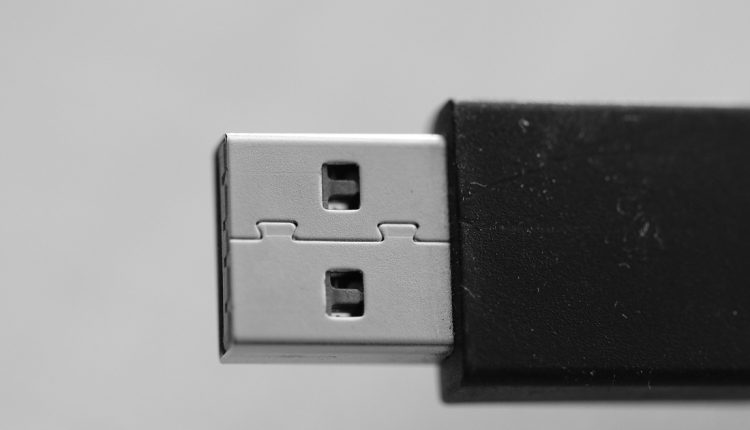Microsoft indicó que han identificado un malware que roba criptomonedas mediante memorias USB para redirigir los fondos al atacante.