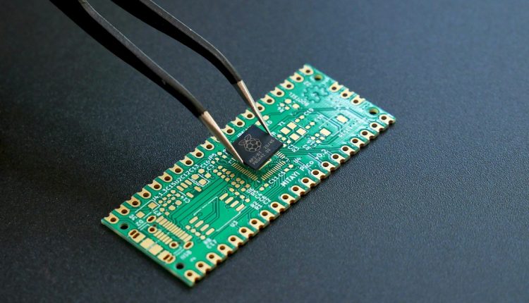 Este lunes 8 de junio, el gobierno de Reino Unido presentó un plan de inversión de 1.100 millones de libras destinados al desarrollo de la capacidad nacional de computación de IA, incluido un nuevo superordenador nacional además de fondos para apoyar a los productores locales de semiconductores