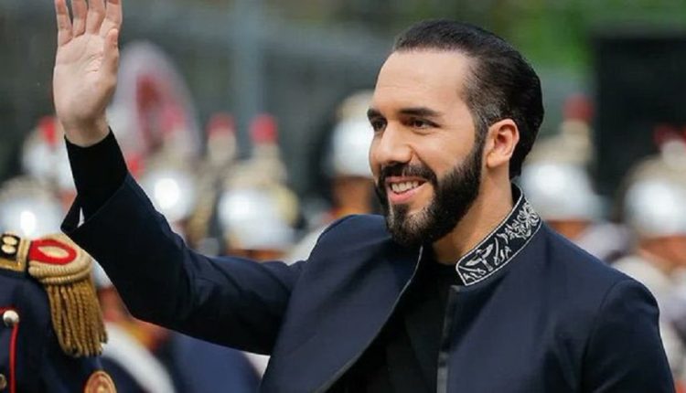 El actual presidente de El Salvador, Nayib Bukele, acaba de ganar las primarias de su partido Nuevas Ideas, lo cual le permite inscribir su candidatura a los próximos comicios presidenciales en febrero de 2027 para un tercer mandato presidencial