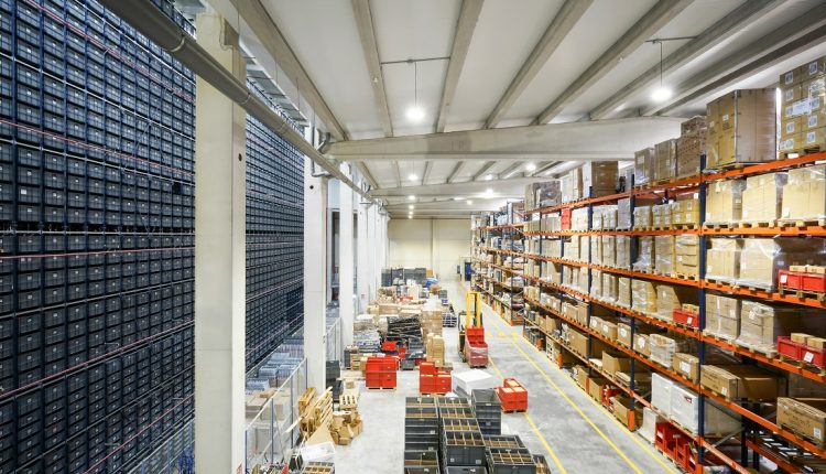 El presidente de la Cámara Venezolana de Comercio Electrónico (Cavecom), Richard Ujueta, anunció un censo comercial en los estados La Guaira y Aragua de los comercios afectados por los terremotos en Venezuela. Además, habló de la dotación con el programa Kit Digital mediante subsidios especiales