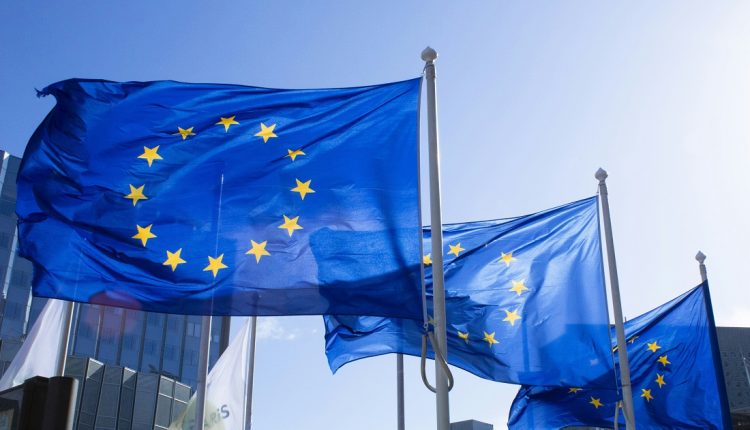 La UE acusó a Google de incumplir la Ley de Mercados Digitales, y le impone una multa de 890 millones de euros. En el caso de TikTok, la acusación es por presuntos fallos en la protección de menores, y la multa sería de hasta 6 % de su facturación anual global