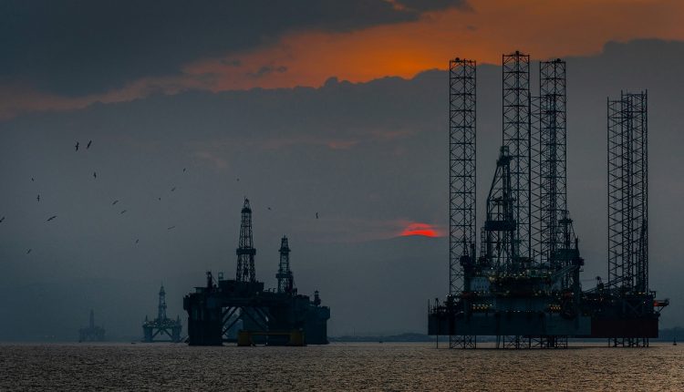 Las empresas petroleras a nivel mundial han reportado notables ganancias en el primer trimestre y primer semestre del año, en medio del conflicto en Medio Oriente, que afecta los precios del crudo y su distribución