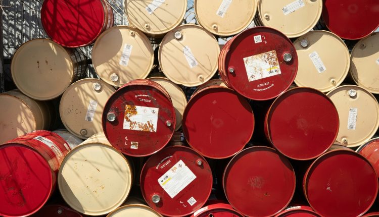 Según el informe mensual de la Agencia Internacional de Energía (AIE), se prevé una caída en el consumo global de petróleo este año; la primera desde la pandemia del Covid-19