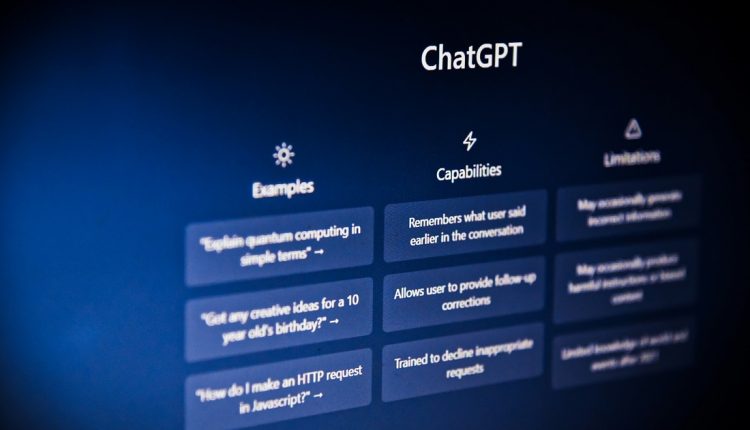 La nueva legislación de la UE sobre la IA, que entrará en vigencia el 2 de agosto, establece la obligación de etiquetar los contenidos generados por esta tecnología y multas en caso de incumplimiento