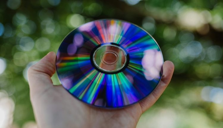 La empresa tecnológica Sony anunció que a partir de 2028 dejará de fabricar juegos físicos. Sin embargo, las colecciones podrían durar hasta 100 años, gracias a los formatos de CD, DVD y Blu-ray