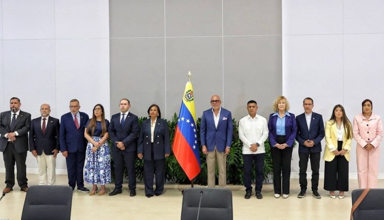 Gobierno de Venezuela y Asamblea Nacional de 2015 acordaron este jueves mantenerse en sesión permanente de diálogo hasta el próximo miércoles 12 de agosto, según un comunicado emitido por cada una de las partes