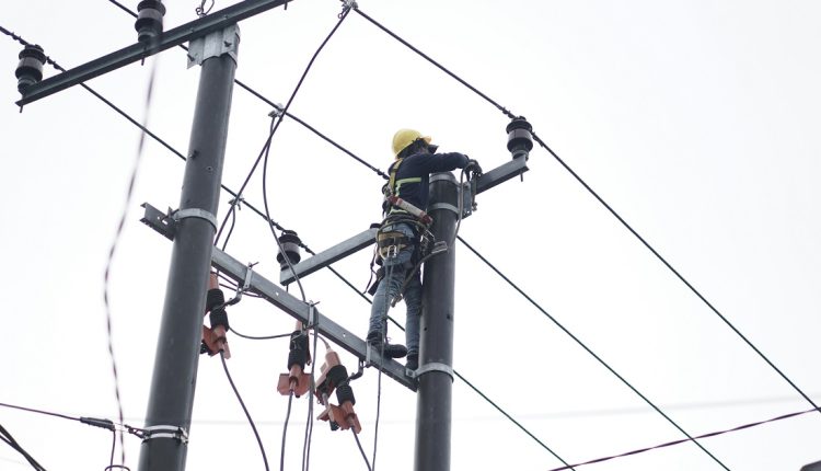 El Consejo Nacional del Comercio y los Servicios (Consecomercio) indicó que los cortes eléctricos anunciados por el gobierno venezolano impactarán el comercio dada la limitada capacidad de autogeneración eléctrica de los establecimientos, la interrupción en la prestación de servicios, interrupción en la logística de distribución de mercancías así como el funcionamiento de redes WiFi, facturación y terminales de pago