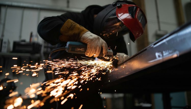 La economía de Ecuador creció 2%, según el reporte del Banco Central para el indicador mensual, concentrando los mayores aportes en los sectores servicios, construcción, manufactura y comercio