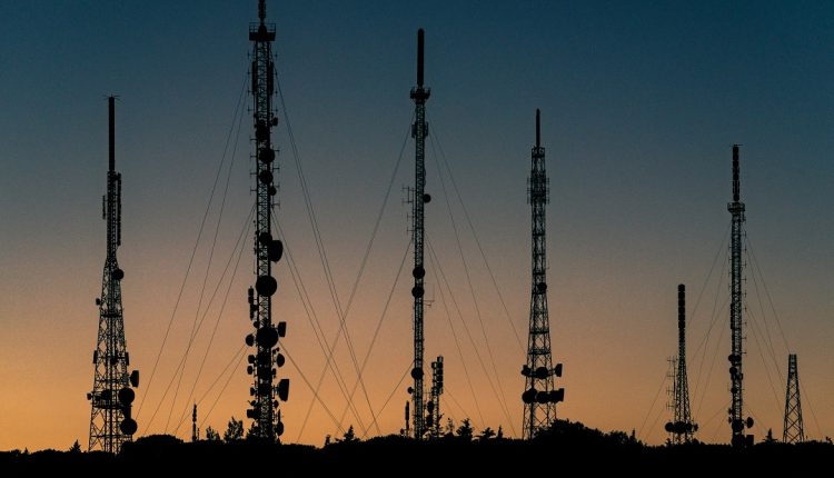 La OFAC emitió las nuevas Licencias Generales 61 y 62, que autoriza a personas y empresas de Estados Unidos a proveer con tecnología, software y servicios de telecomunicaciones a empresas venezolanas. Se podrán negociar contratos para nuevas inversiones con las estatales Cantv y Conatel