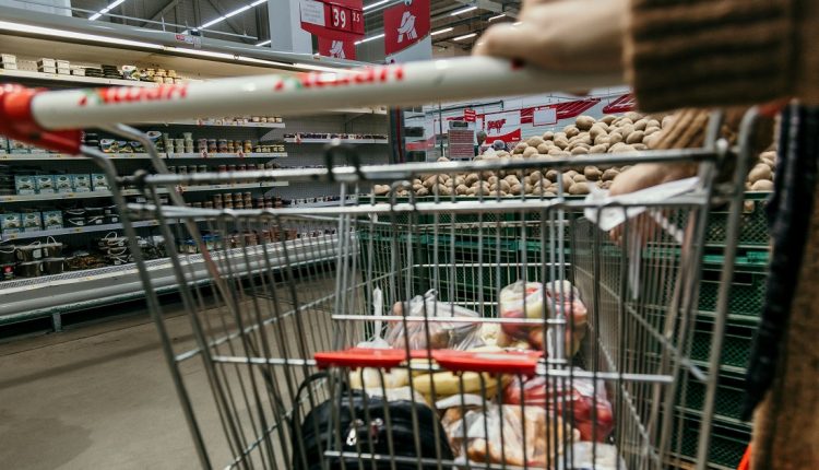Datos del Centro de Documentación y Análisis Social de la Federación Venezolana de Maestros (Cendas-FVM), el valor de la canasta alimentaria familiar superó en el mes de julio los 516.000 bolívares, lo que representa un incremento de 15,8 % respecto a junio