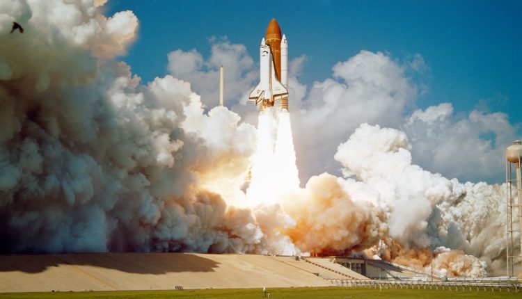 El presidente de Estados Unidos, Donald Trump, firmó el Memorando Presidencial de Seguridad Nacional que ordena a la NASA estudiar la posibilidad de vuelos comerciales con humanos a Marte hasta 2030 con al menos 1.000 lanzamientos y reingresos en suelo estadounidense